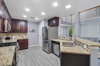 6850 Thistle Hill Way in Austin, TX - Foto de edificio - Building Photo