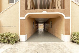 17405 NW 75th Pl in Hialeah, FL - Building Photo - Building Photo