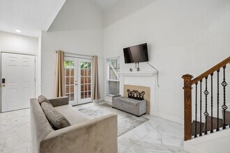 2601 Augusta Dr in Houston, TX - Building Photo - Building Photo