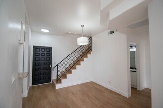 425 N Alvarado St, Unit 108 in Los Angeles, CA - Building Photo - Building Photo