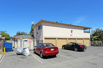 206 E Leatrice Ln in Anaheim, CA - Building Photo - Building Photo