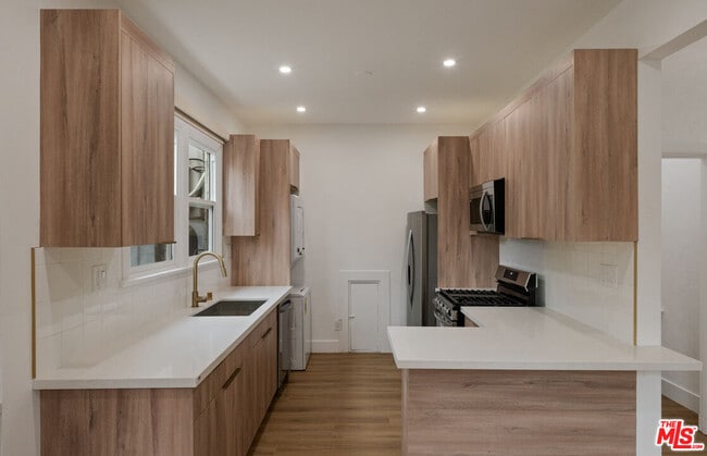 5727 Carlton Way in Los Angeles, CA - Building Photo - Building Photo