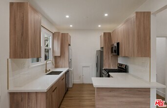 5727 Carlton Way in Los Angeles, CA - Foto de edificio - Building Photo