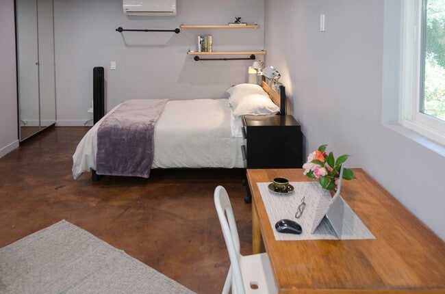 22054 De La Guerra St