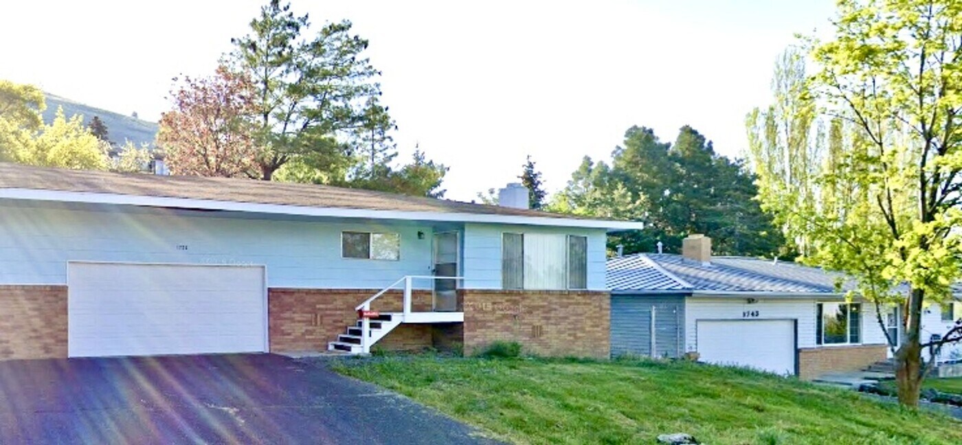 1723 Dawn Dr in Klamath Falls, OR - Building Photo