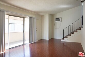 18444 Collins St in Los Angeles, CA - Building Photo - Building Photo