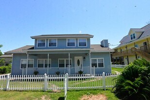 911 Hawthorne Rd in Kemah, TX - Building Photo