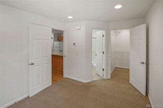 5250 S Huron Way in Littleton, CO - Foto de edificio - Building Photo