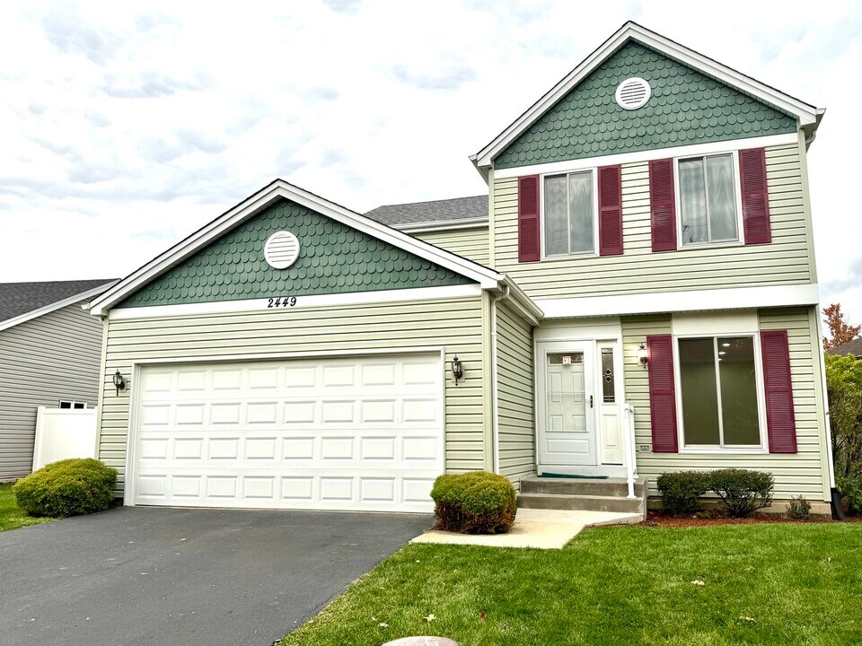 2449 Carlton Dr in Woodridge, IL - Building Photo