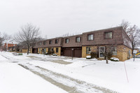 Greenbriar Estates in Parma Heights, OH - Foto de edificio - Building Photo