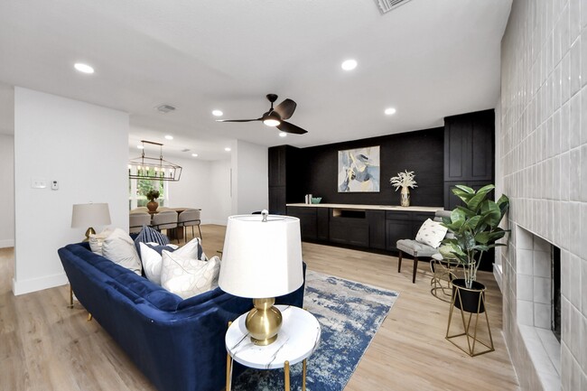 property at 5614 Oakhaven Ln