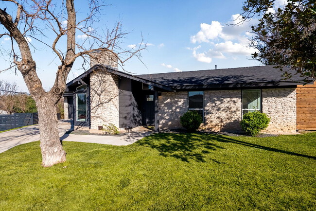 3302 Norwood Hill Rd in Austin, TX - Foto de edificio - Building Photo