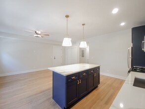 2028 W Montrose Ave, Unit 2A in Chicago, IL - Building Photo - Building Photo