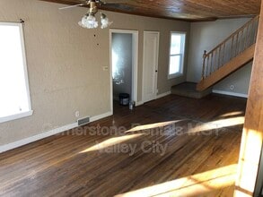 424 6th Ave NE in Valley City, ND - Building Photo - Building Photo