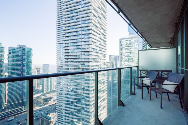 65 Bremner Blvd in Toronto, ON - Building Photo - Building Photo