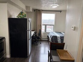 570 King St W in Hamilton, ON - Building Photo