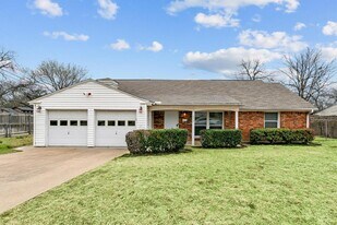 Charming 5BR Fort Worth home with big backyard & patio in Fort Worth, TX - Building Photo