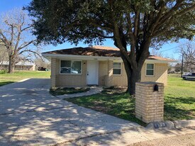 1300 W Park Cir in Cameron, TX - Building Photo
