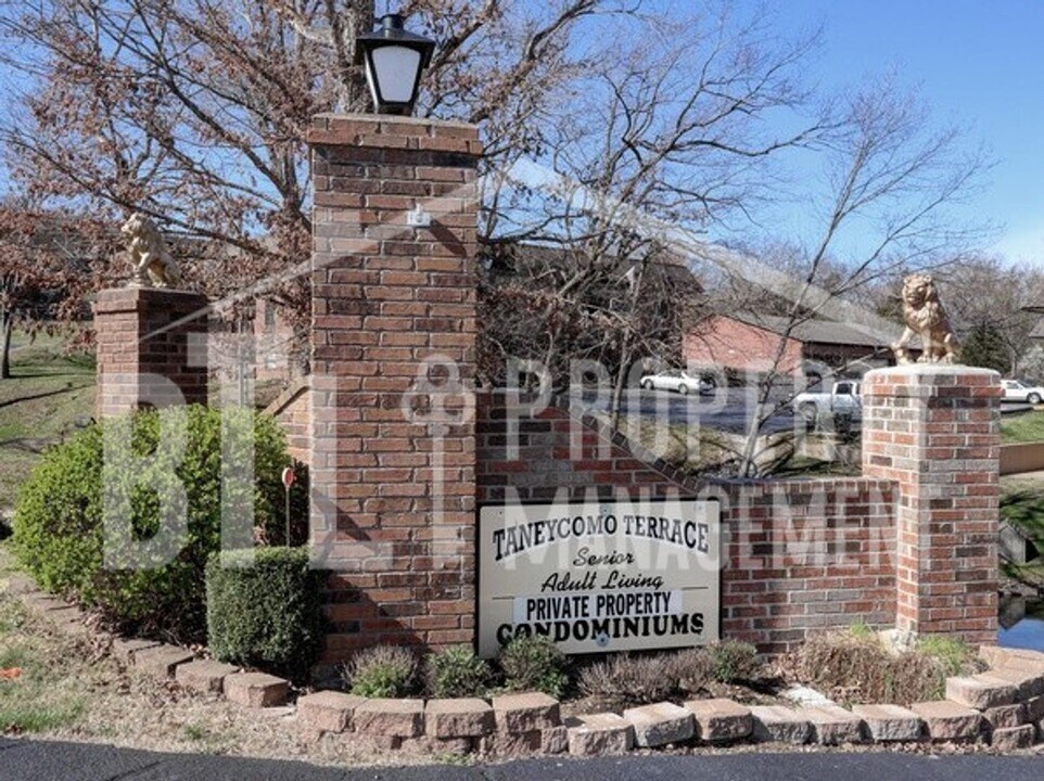 130 Wilshire Dr in Hollister, MO - Building Photo