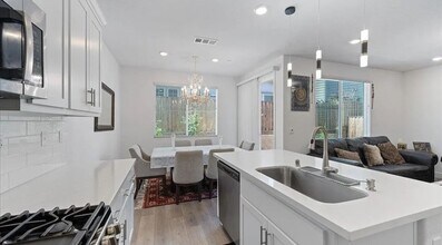 300 Hideaway Ln in Pittsburg, CA - Building Photo - Building Photo