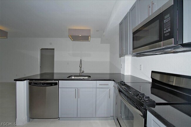 6490 Aragon Way, Unit 104 in Ft. Myers, FL - Foto de edificio - Building Photo