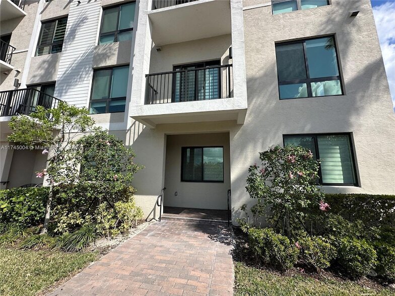 4636 NW 84th Ave, Unit 19 in Doral, FL - Building Photo