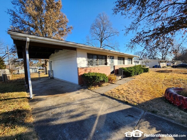 875 Manresa Ln in Florissant, MO - Building Photo - Building Photo