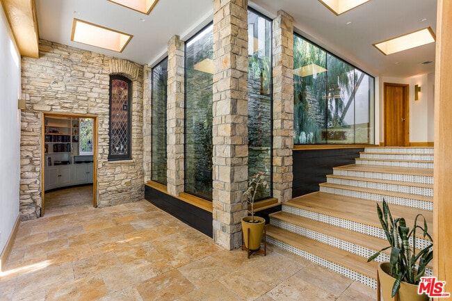 4880 Queen Florence Ln in Los Angeles, CA - Building Photo - Building Photo