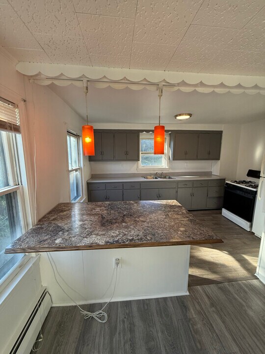 54 4th St in Waterford, NY - Building Photo