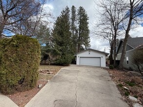 858 N Government Wy in Coeur d'Alene, ID - Building Photo - Building Photo