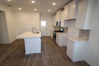 112 Watkinville Rd in Hutto, TX - Foto de edificio - Building Photo