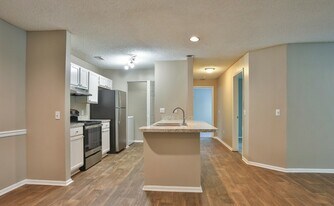 322 Caledon Ct in Greenville, SC - Building Photo