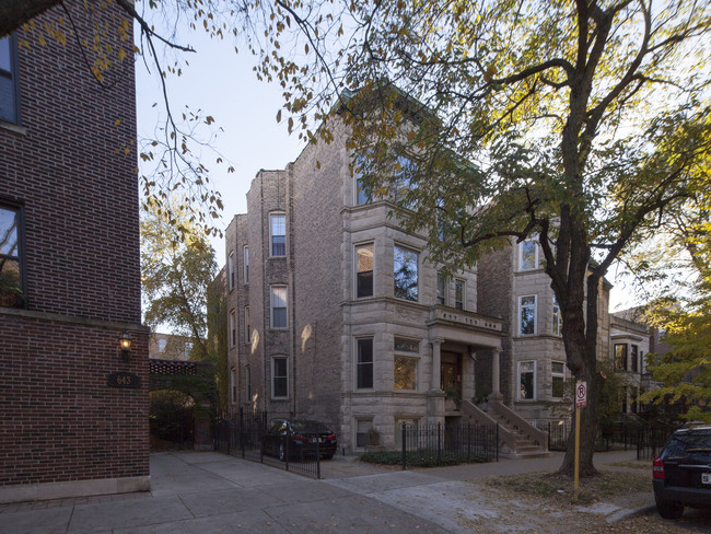 647 W Roscoe St in Chicago, IL - Building Photo - Building Photo