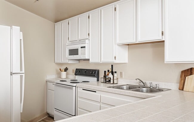 Diplomat Apartments in San Diego, CA - Foto de edificio - Building Photo