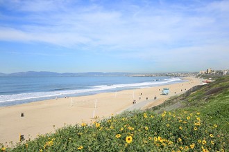 Riviera Vista Apartments in Redondo Beach, CA - Foto de edificio - Building Photo