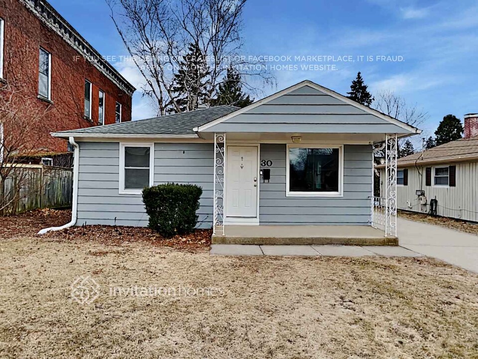 30 S Du Bois Ave in Elgin, IL - Building Photo