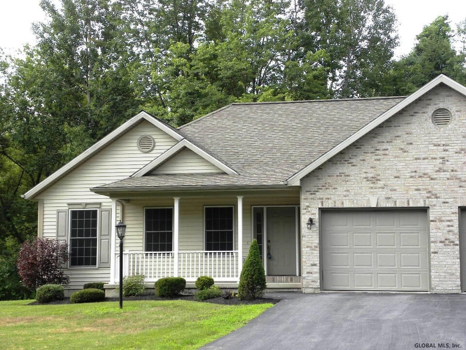 2 Red Maple Ln in Clifton Park, NY - Building Photo