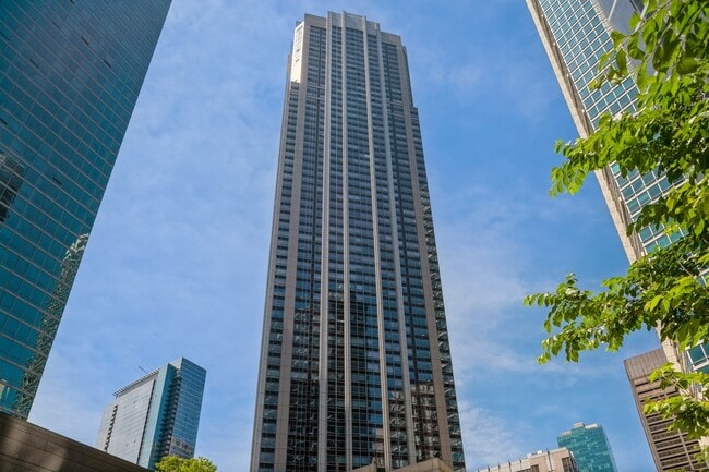 property at 512 N McClurg Ct