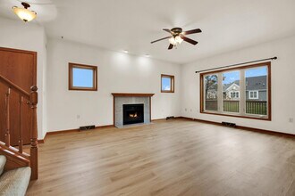 407 Century Oak Dr in Waukesha, WI - Foto de edificio - Building Photo