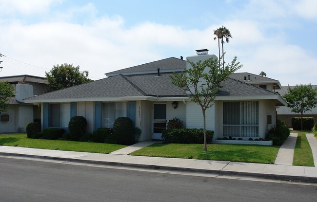 17061 Pinehurst Ln in Huntington Beach, CA - Building Photo - Building Photo