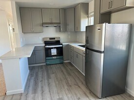1576 Pacific Ave, Unit D in Alameda, CA - Building Photo
