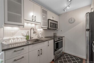 19 Graywood Rd in Port Washington, NY - Building Photo - Building Photo