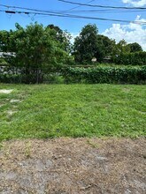 974 E 22nd St in Hialeah, FL - Foto de edificio - Building Photo