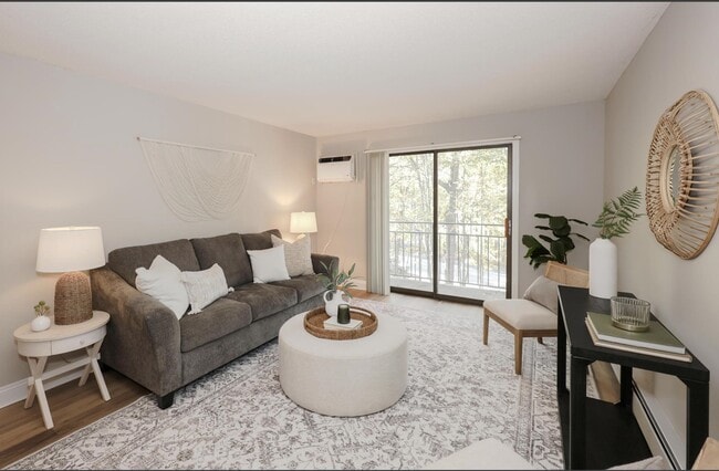 19 Country Club Dr in Manchester, NH - Building Photo - Building Photo