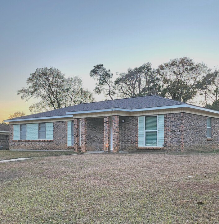 1602 Catalina Dr in Mobile, AL - Building Photo
