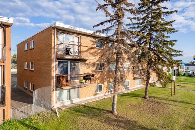 Westbrook Manor in Calgary, AB - Building Photo - Building Photo