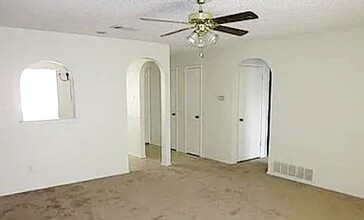 1018 Pleasant Valley Ln in Arlington, TX - Building Photo - Building Photo