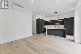 1064 Dufferin St in Toronto, ON - Building Photo - Building Photo