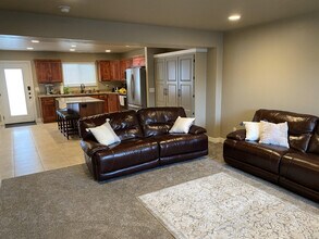 7453 Sandalwood Dr in South Weber, UT - Foto de edificio - Building Photo