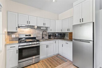 715 NE 6th St in Hallandale Beach, FL - Building Photo - Building Photo